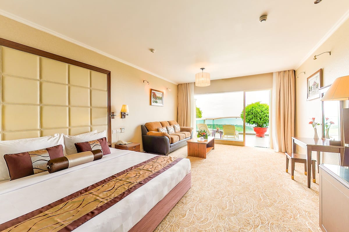 deluxe room, sea view | premium bedding, minibar, in-room safe, desk