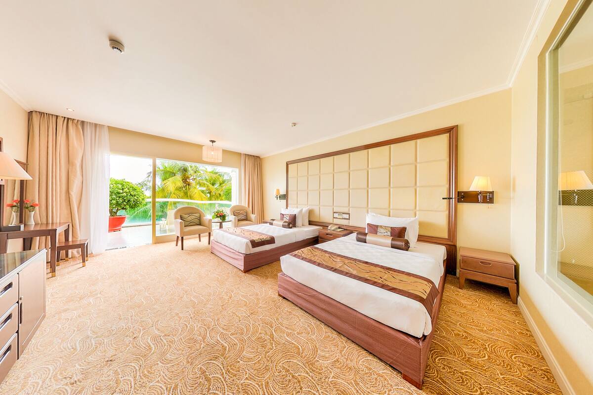 Deluxe kamer, uitzicht op zwembad | Luxe beddengoed, een minibar, een kluis op de kamer, een bureau