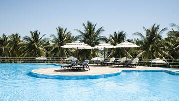 4 piscinas al aire libre, sombrillas, sillones reclinables de piscina