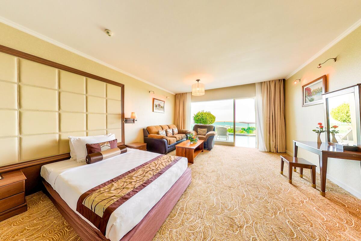 Premium kamer, 1 kingsize bed | Luxe beddengoed, een minibar, een kluis op de kamer, een bureau