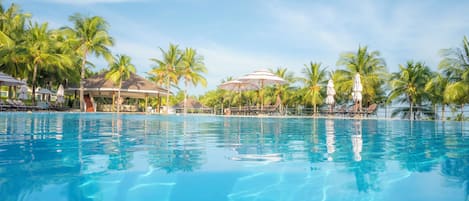 4 outdoor pools, pool umbrellas, sun loungers