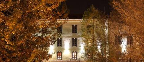 Façade de l’hébergement - soirée/nuit