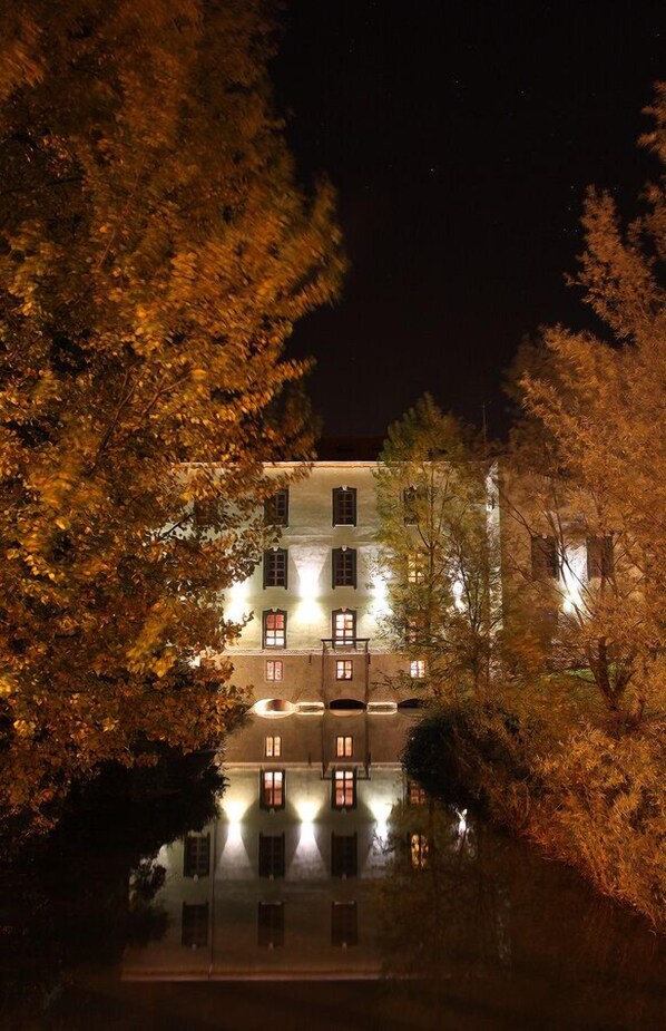 Front of property - evening/night - Marqués de la Ensenada (Valladolid)