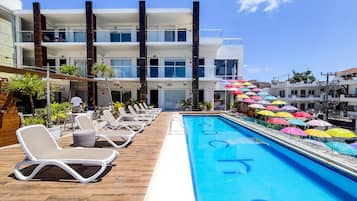 Piscina externa, funciona das 9h às 23h, guarda-sóis, espreguiçadeiras