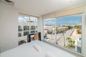 Caja de seguridad en la habitación, muebles diferentes y escritorio 