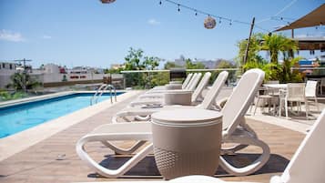 Una piscina al aire libre (de 09:00 a 23:00), sombrillas, tumbonas