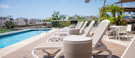 Piscine extérieure, parasols de plage, chaises longues