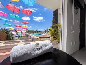 Deluxe studio suite, 1 kingsize bed, schoonmaakservice, uitzicht op zwembad | Uitzicht vanuit de kamer