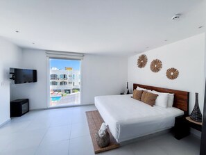 Standard Suite, 1 King Bed, Balcony, Courtyard View