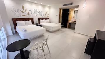 Habitación estándar con 1 cama doble o 2 individuales, acceso a la piscina | Caja fuerte, mobiliario individual, escritorio