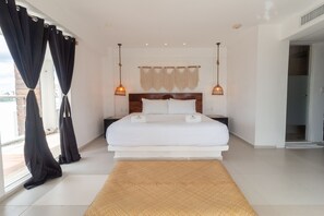 Presidentiële suite, 1 kingsize bed, terras, gedeeltelijk uitzicht op oceaan | Een kluis op de kamer, individueel gemeubileerd, een bureau