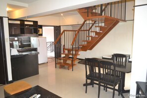 Suite Deluxe, 2 chambres | Restauration dans la chambre