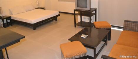 Suite Junior | Seprai premium, selimut bulu angsa, bantalan ekstra lembut, dan minibar