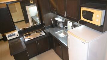 2 Bedroom Deluxe Suite | Private kitchenette | Fridge, microwave, stovetop, cookware/dishes/utensils