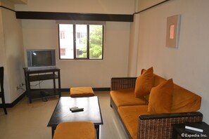 Suite – deluxe, 2 soverom | Oppholdsrom | En 32-tommers TV med kabel-kanaler