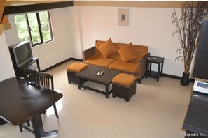 Suite – deluxe, 2 soverom | Oppholdsrom | En 32-tommers TV med kabel-kanaler