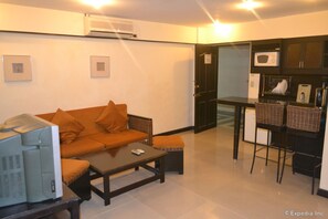 Suite – junior | Oppholdsområde | En 32-tommers TV med kabel-kanaler