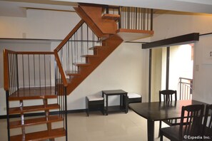 ห้องดีลักซ์สวีท, 2 ห้องนอน | บริเวณนั่งเล่น | ทีวี 32 นิ้ว พร้อมช่องเคเบิล
