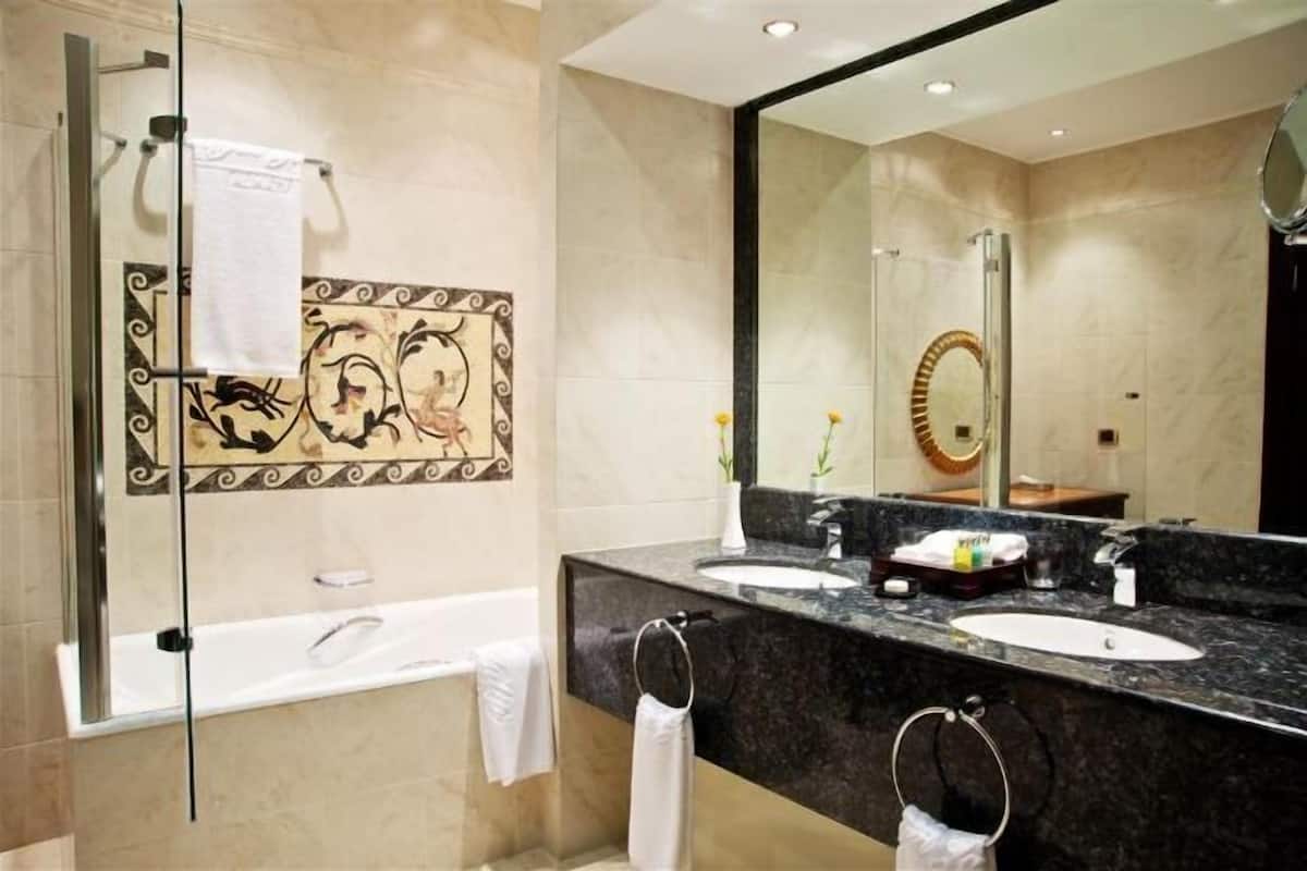 Baño | Ducha y bañera combinadas y cabezal de ducha tipo lluvia