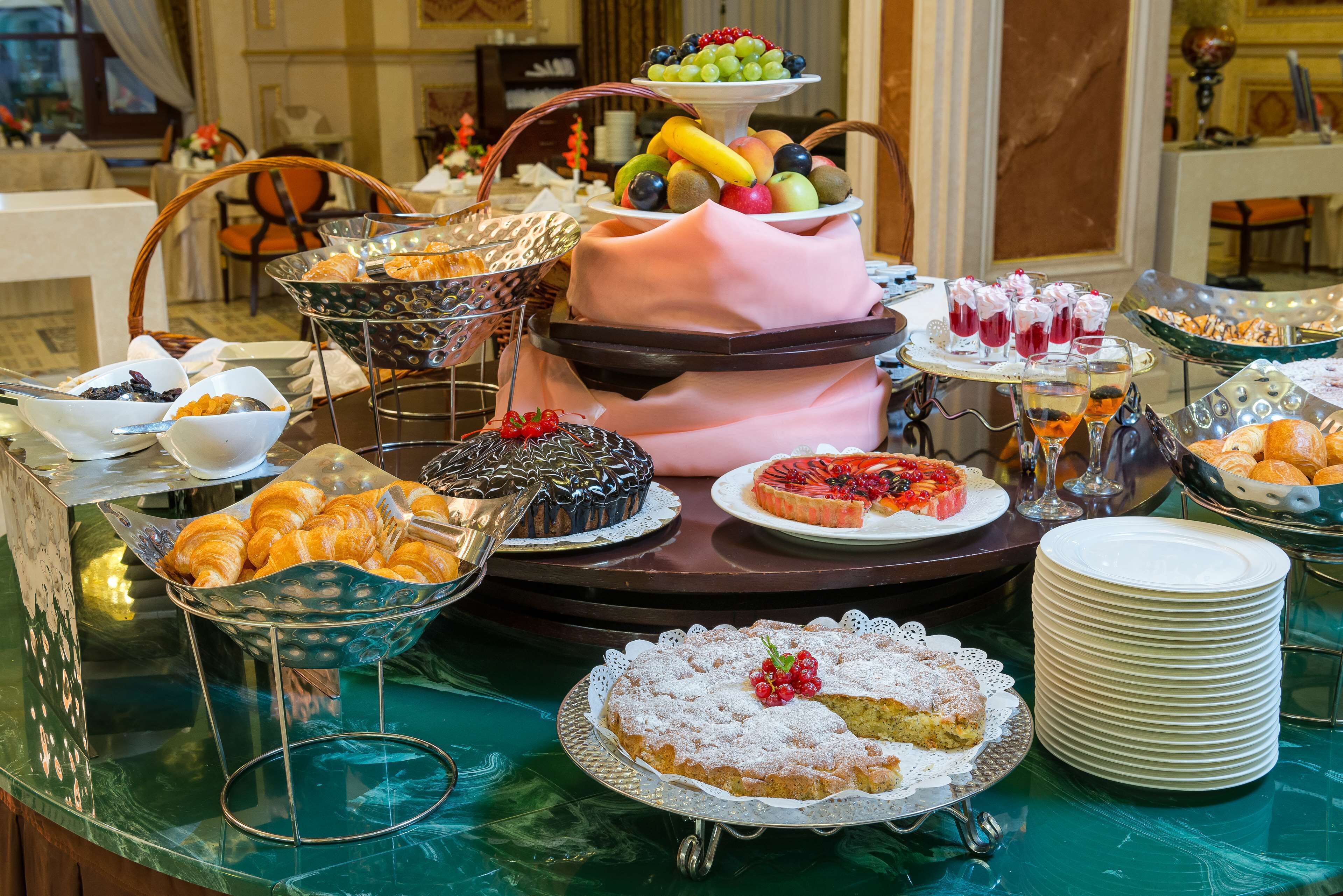 4 restaurants, breakfast served