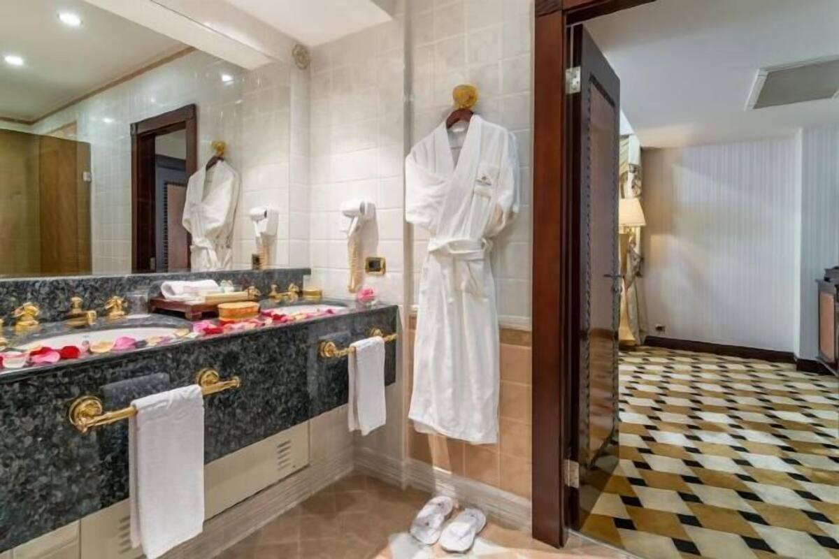 Baño | Tina con regadera, regadera tipo lluvia, amenidades de baño ecológicas
