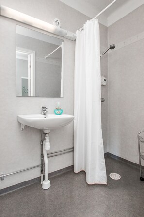 Superior Double Room | Bathroom