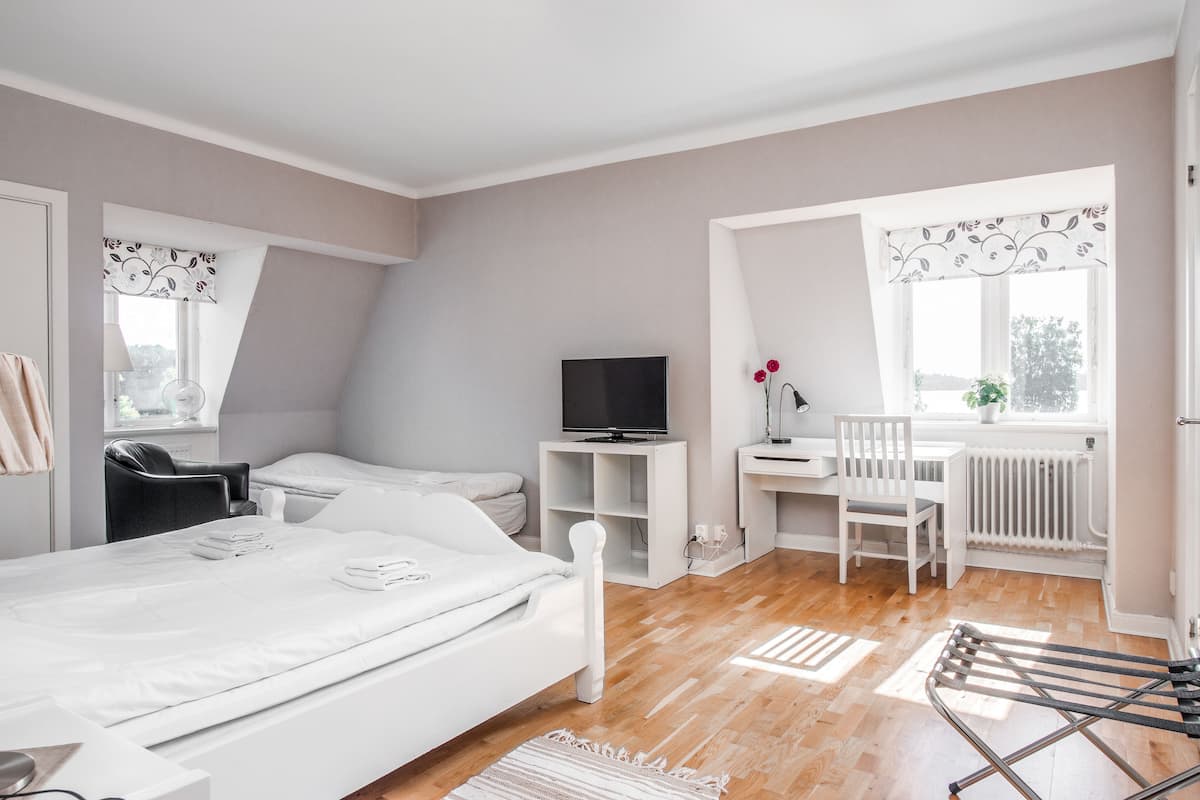 Escritorio, cunas, camas plegables/adicionales y wifi gratis 