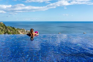 Una piscina al aire libre de temporada