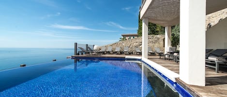 Una piscina al aire libre de temporada