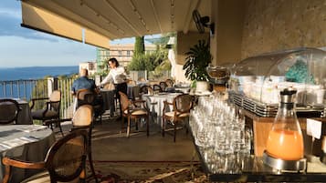 TĂ€gliches inbegriffenes FrĂŒhstĂŒcksbuffet