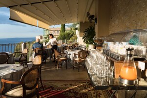 Desayuno buffet incluido todos los días 