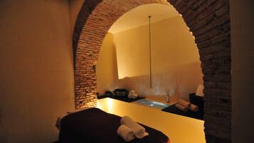 Een stoombad, massagebehandelingen