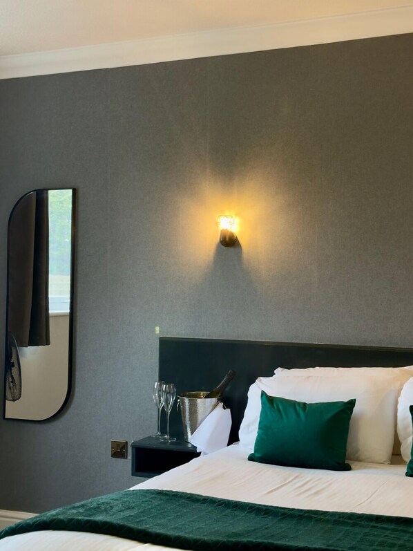 Double Room | Iron/ironing board, free cots/infant beds, rollaway beds, free WiFi - Hotel Wrexham (Wrexham)