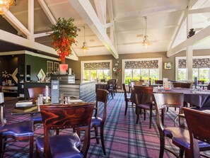 Café da manhã completo diário (GBP 10.00 por pessoa) 