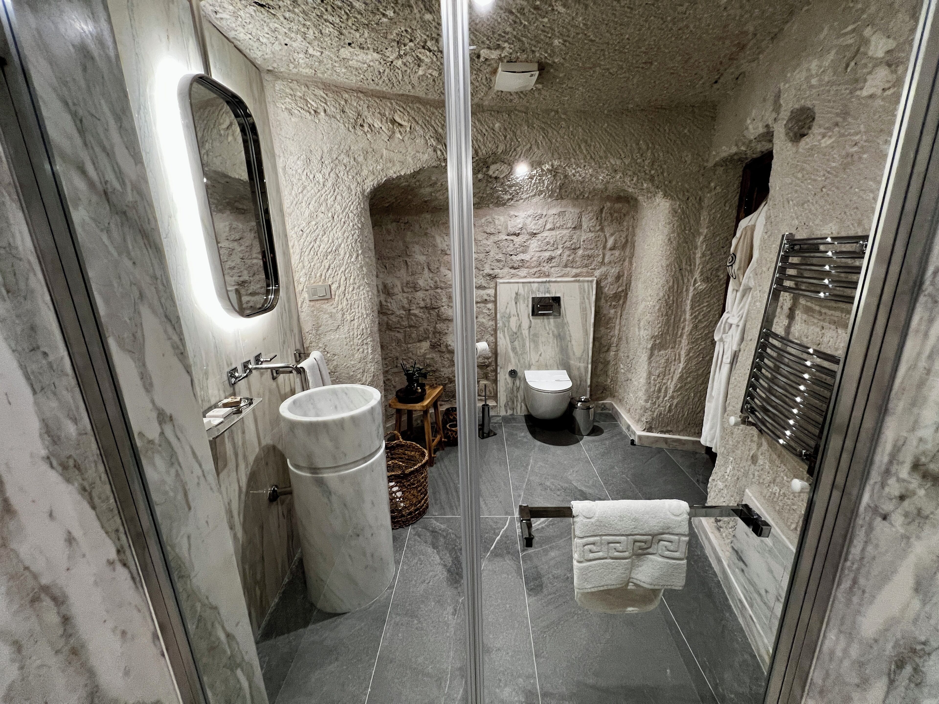 Suite | Bathroom | Free toiletries, hair dryer, slippers, towels