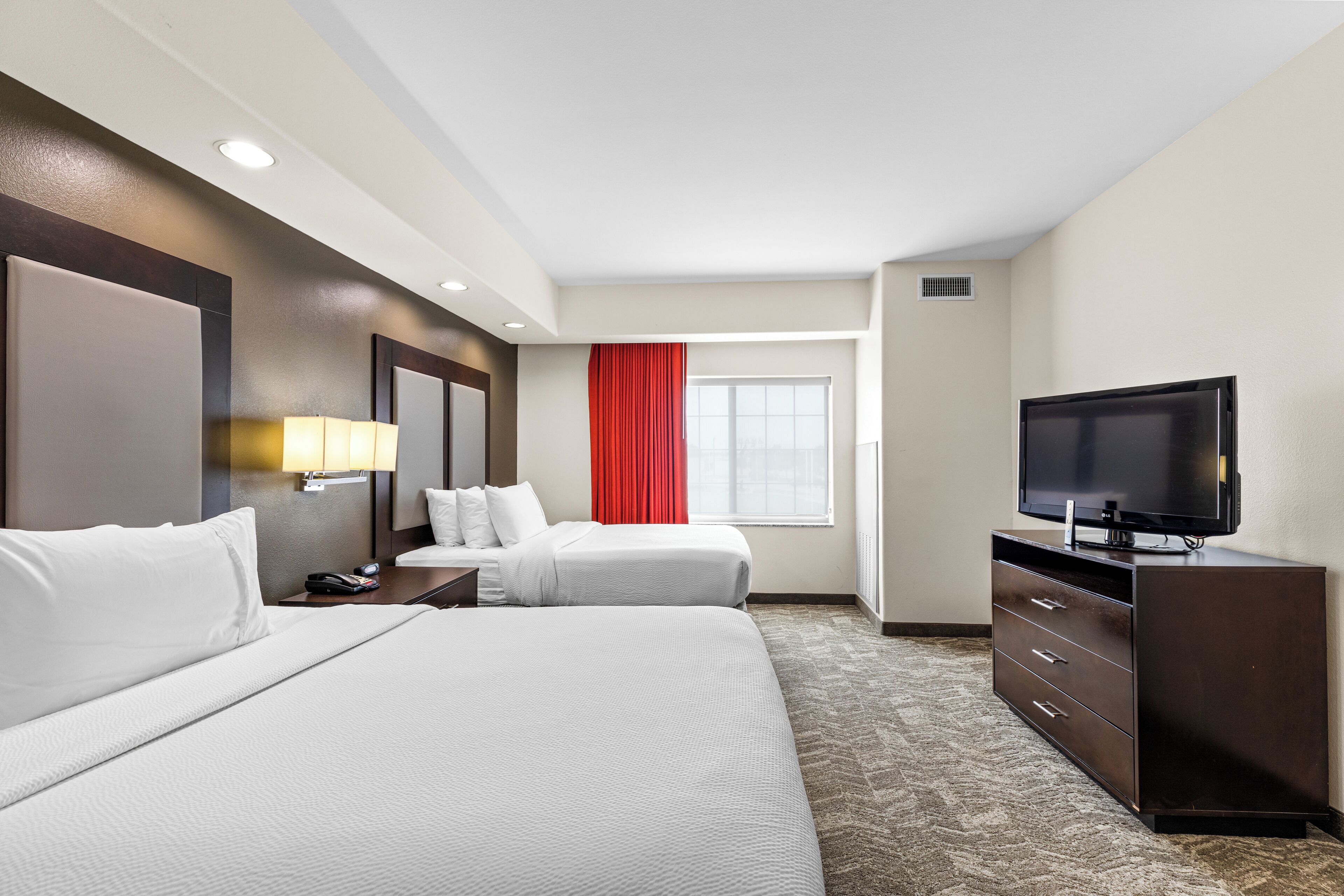 suite, 1 bedroom (mobility accessible, roll-in shower) | pillow-top beds, in-room safe, desk, blackout curtains