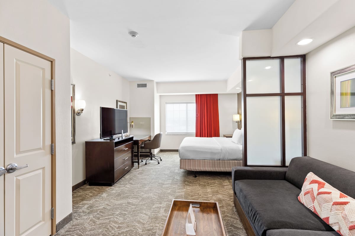 Studio, 1 Double Bed (Mobility/Hearing Accessible, Tub) | 1 bedroom, pillowtop beds, in-room safe, desk