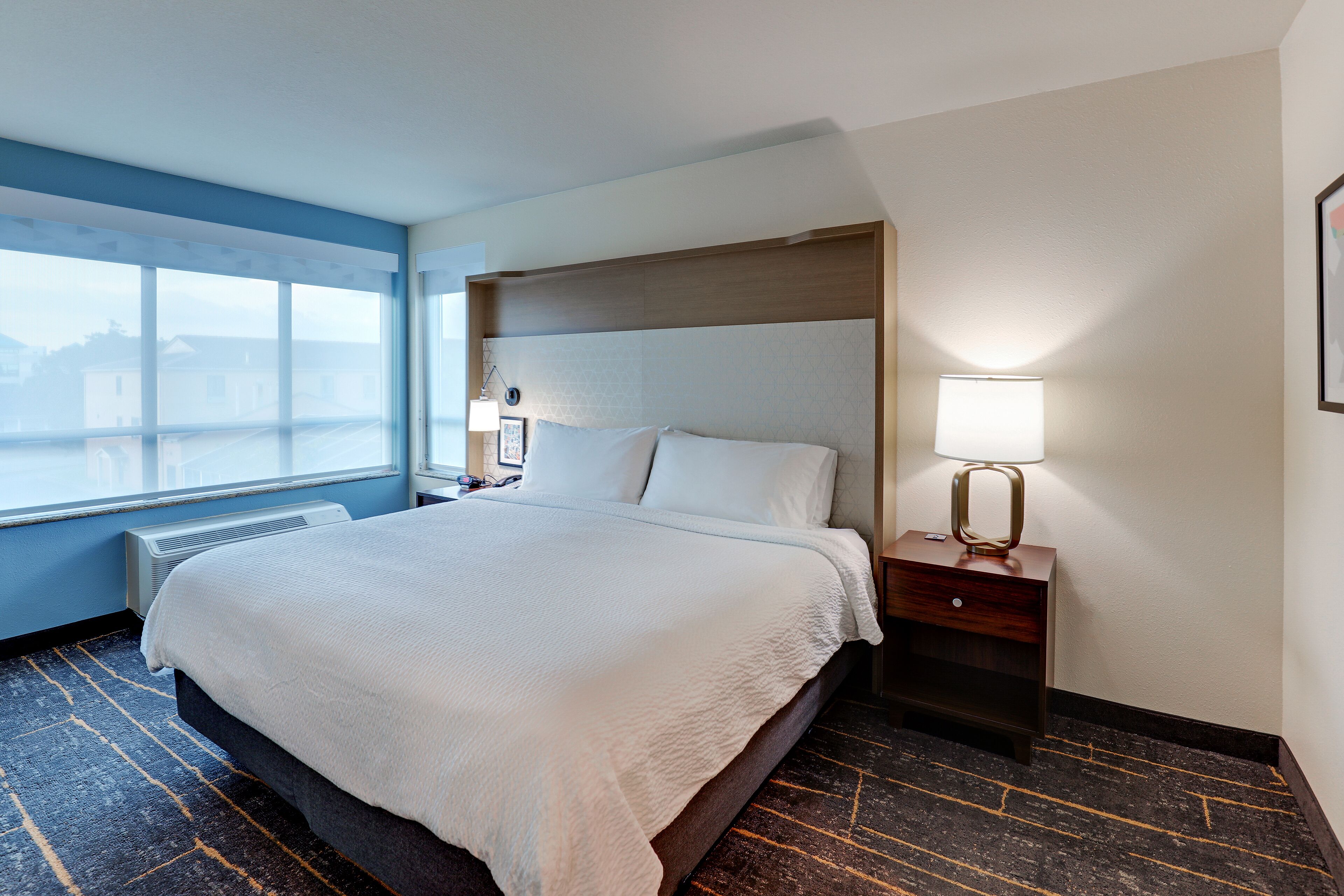 executive room, 1 king bed | in-room safe, desk, blackout curtains, iron/ironing board