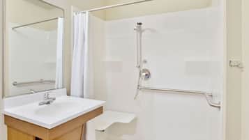 Camera Standard, 1 letto matrimoniale, accessibile ai disabili, non fumatori (Roll-in Shower) | Bagno | Combinazione doccia/vasca, asciugacapelli, asciugamani