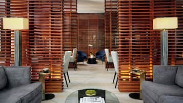 2 bars/lounges