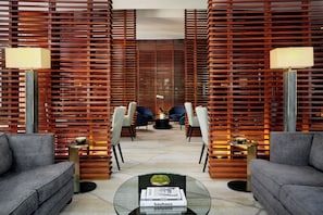 2 bars/lounges