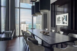 Premium bedding, down duvets, minibar, in-room safe - JW Marriott Marquis Miami (Miami)