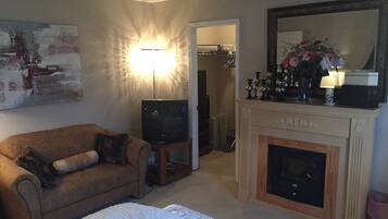 Suite (Upper Canada Mistress) | Egyptian cotton sheets, premium bedding, down comforters, pillowtop beds