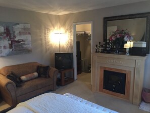 Suite (Upper Canada Mistress) | Egyptian cotton sheets, premium bedding, down comforters, pillowtop beds - Niagara-on-the-Lake Furnished Rentals (Niagara-on-the-Lake)