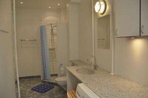 Combined shower/tub, hair dryer, towels - Rent a Room Copenhagen (Copenhagen)