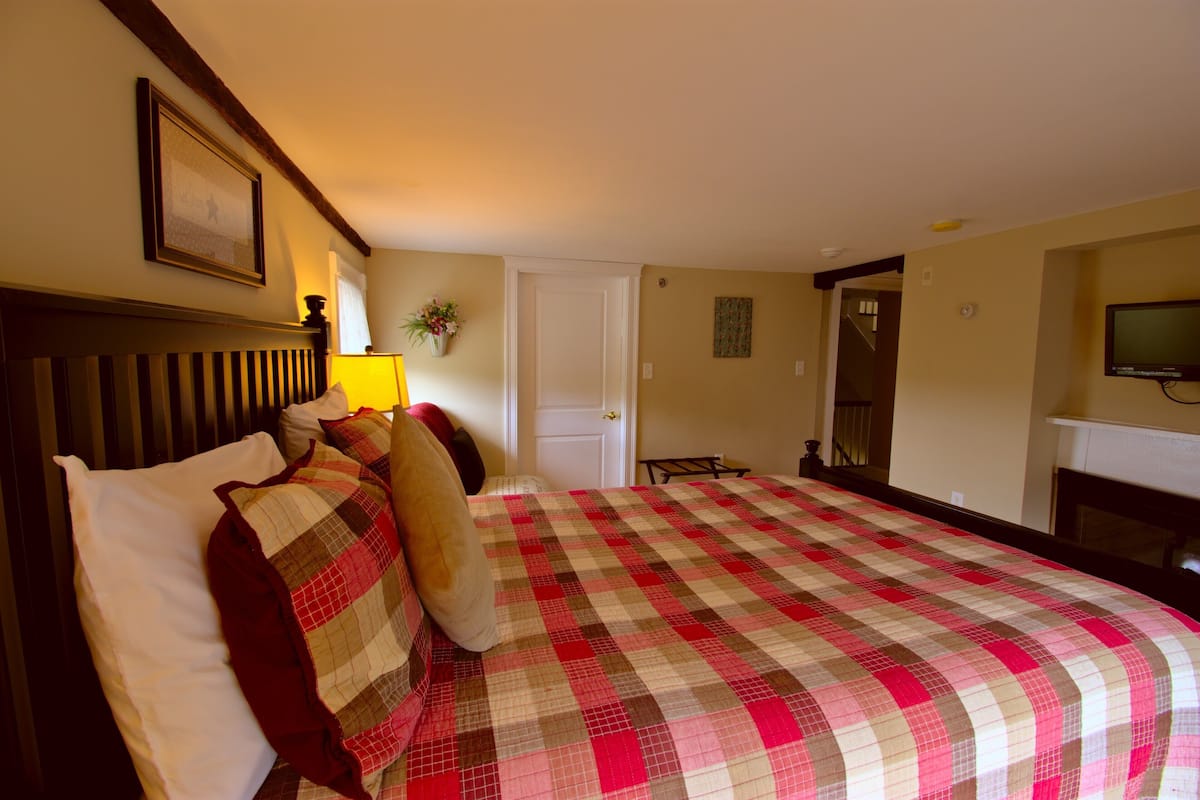 Sunapee Room | Premium bedding, iron/ironing board, free WiFi, bed sheets