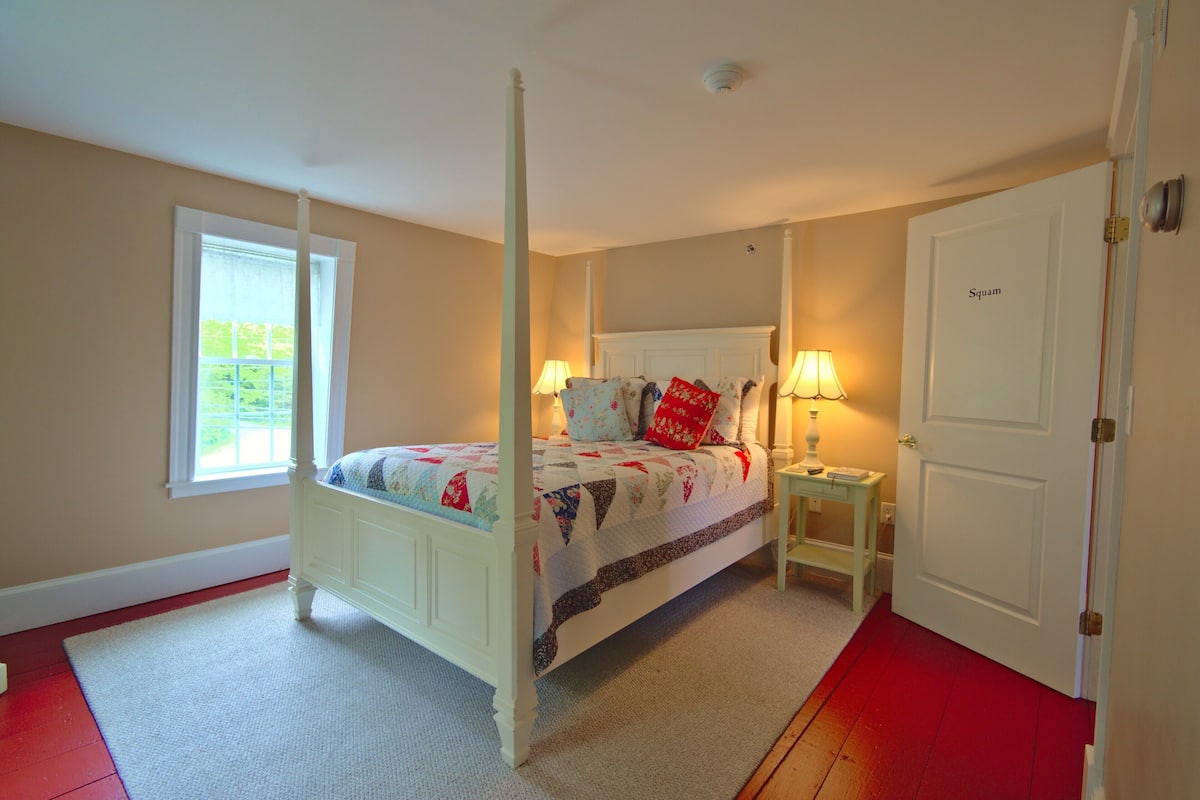 Big Squam Suite | Premium bedding, iron/ironing board, free WiFi, bed sheets
