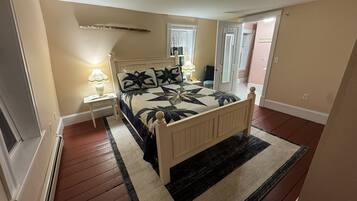 Habitación | Ropa de cama de alta calidad y tabla de planchar con plancha