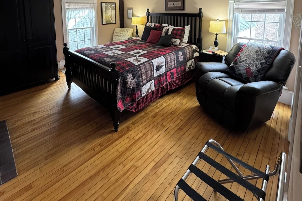 Sunapee Room | Premium bedding, iron/ironing board, WiFi (free), bed sheets