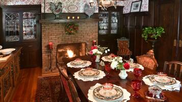 Café da manhã completo grátis todos os dias